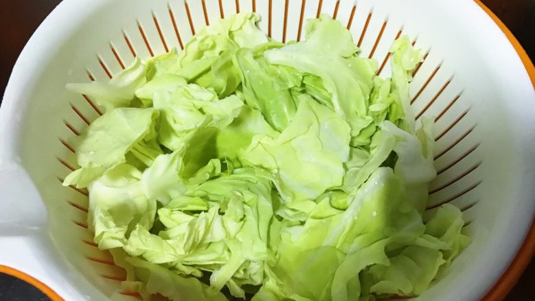 四季菜@豆豉炝炒圆白菜,撕完洗净,沥干水分。