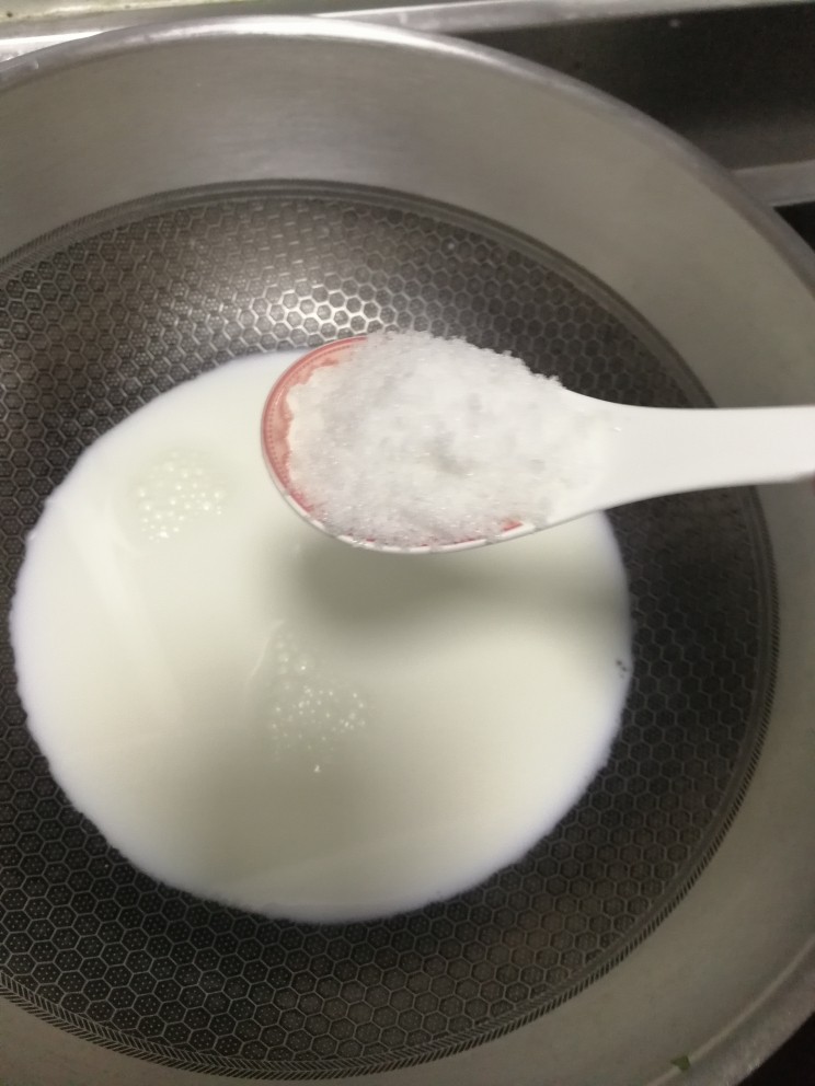 过年小朋友最爱的零食之一草莓牛奶冻,牛奶小火烧开，放入白糖，吉利丁片。