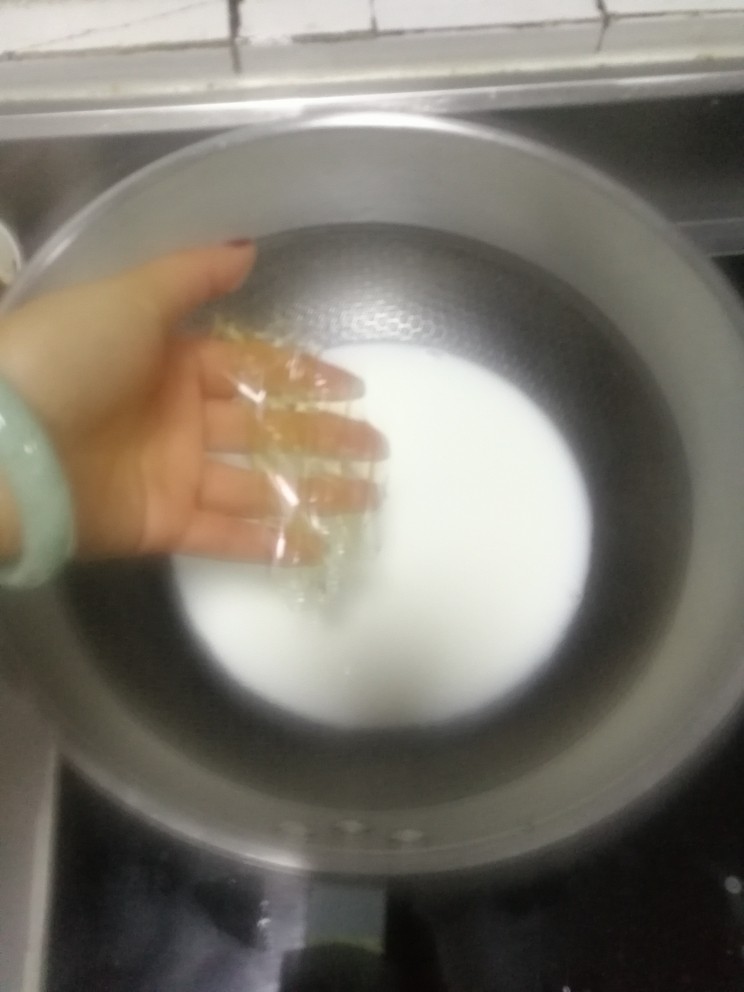 过年小朋友最爱的零食之一草莓牛奶冻,放入之后，牛奶晾凉。