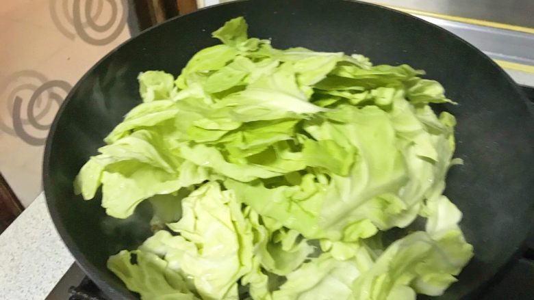 四季菜@豆豉炝炒圆白菜,倒入包菜,迅速翻炒。