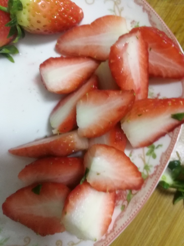 过年小朋友最爱的零食之一草莓牛奶冻,草莓切片