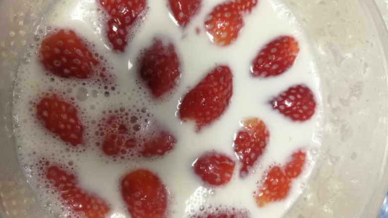 过年小朋友最爱的零食之一草莓牛奶冻,牛奶倒入容器，放入草莓，放冰箱，冷藏两个小时即可。