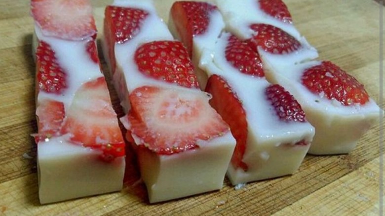 过年小朋友最爱的零食之一草莓牛奶冻,成型，切块，完成。