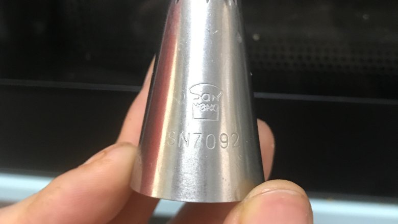 香草曲奇(花纹超级立体),裱花嘴我用的这个(sn7092)
这个时候可以去预热烤箱了,上165下150预热完毕提示音响起时候,继续空烤10分钟,保证一会曲奇推进去的时候箱内温度达到烘烤的温度!
