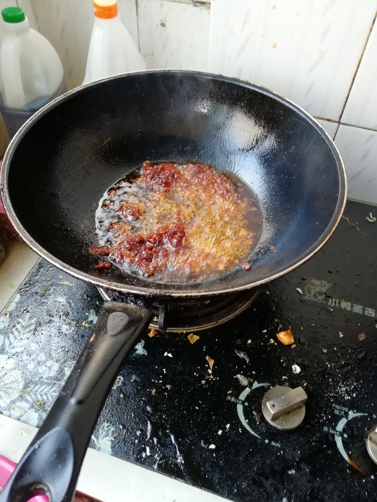 沧州火锅鸡,热锅,放食用油,两勺<a style='color:red;display:inline-block;' href='/shicai/ 46964'>郫县豆瓣酱</a>炒出红油。
