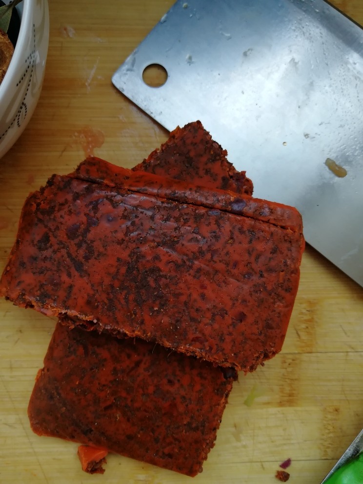 沧州火锅鸡,放入<a style='color:red;display:inline-block;' href='/shicai/ 4159'>火锅底料</a>,继续炒制,翻炒均匀。