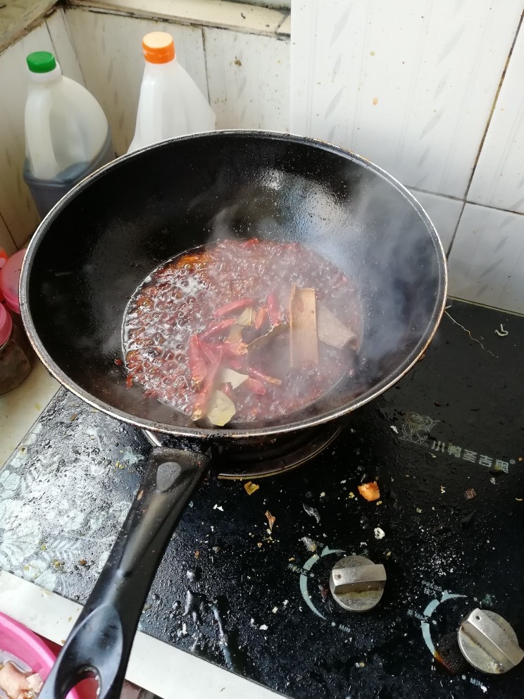 沧州火锅鸡,放入干辣椒，<a style='color:red;display:inline-block;' href='/shicai/ 710'>桂皮</a>，<a style='color:red;display:inline-block;' href='/shicai/ 695'>八角</a>，麻椒，<a style='color:red;display:inline-block;' href='/shicai/ 700'>花椒</a>，<a style='color:red;display:inline-block;' href='/shicai/ 741'>香叶</a>炒出香味。