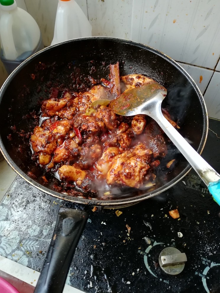 沧州火锅鸡,倒入鸡块炒至断生。注意把鸡块捞出来放到锅里,腌制鸡块的汤不要扔。放一边备用。