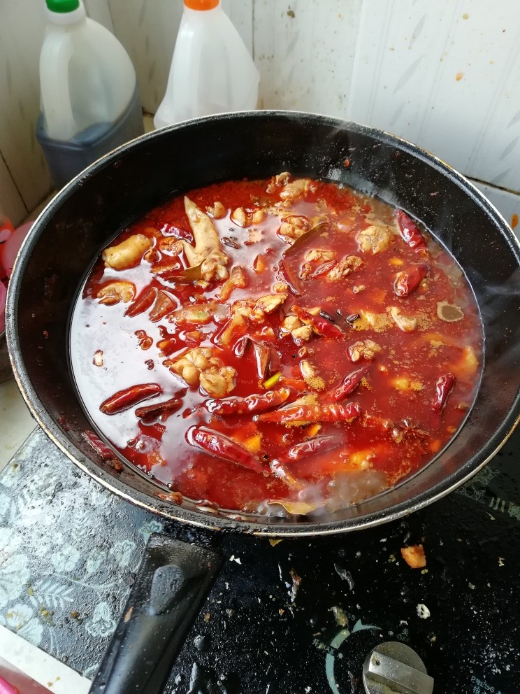 沧州火锅鸡,加开水至没过鸡块,倒入腌制鸡块的汤,小火炖半小时,转入火锅,即可开吃了。蘸料为醋蒜。鸡块吃完再涮喜欢的各类蔬菜丸子什么的。