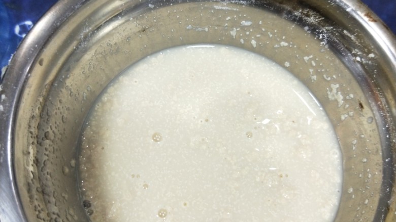 紫薯辫子面包,用温水(40度以下)100克把酵母化开,特别是冬天温度较低的地方,这个步骤不可省,不然,发酵慢或发酵效果不好。