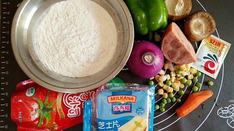 做饼+手撕披萨――万能的平底锅就能造,准备食材。