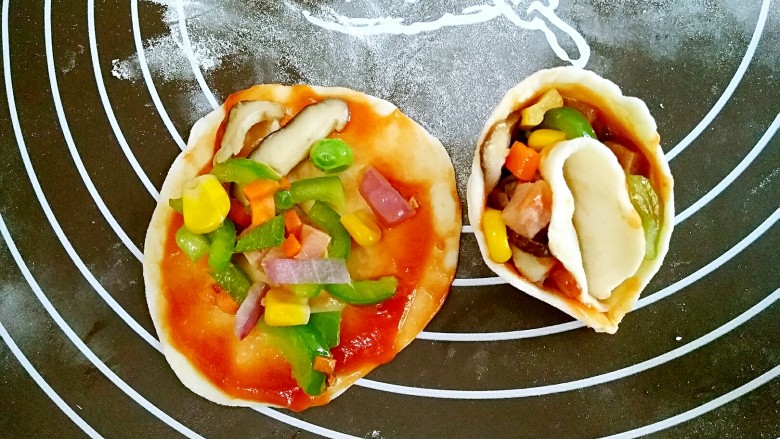 做饼+手撕披萨――万能的平底锅就能造,对折后再折起捏紧，像个花瓣形状，如图所示。