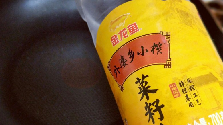 #冬日进补#~红烧牛肉,锅中加入食用油。