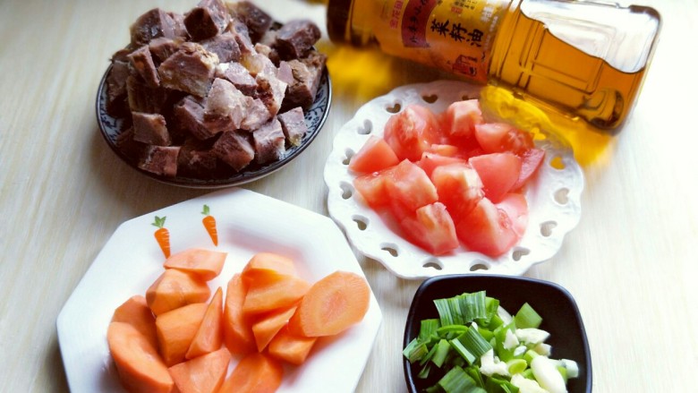 #冬日进补#~红烧牛肉,葱姜蒜去皮切碎。