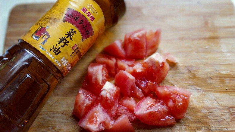#冬日进补#~红烧牛肉,<a style='color:red;display:inline-block;' href='/shicai/ 59'>番茄</a>洗干净切小块。