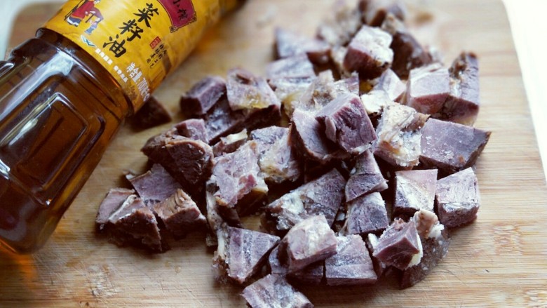 #冬日进补#~红烧牛肉,将<a style='color:red;display:inline-block;' href='/shicai/ 216'>牛肉</a>切小块。