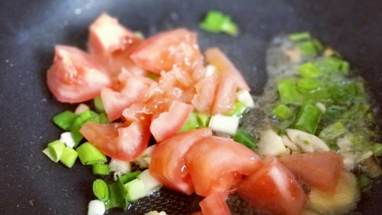 #冬日进补#~红烧牛肉,加入番茄煸炒。