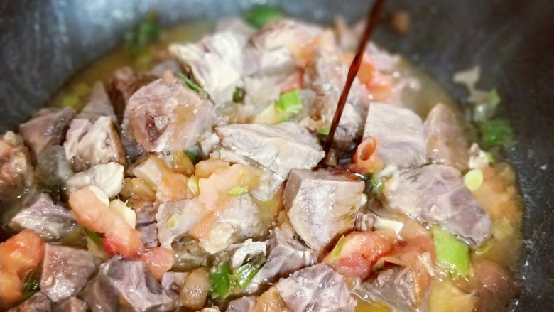 #冬日进补#~红烧牛肉,加入<a style='color:red;display:inline-block;' href='/shicai/ 788'>生抽</a>。