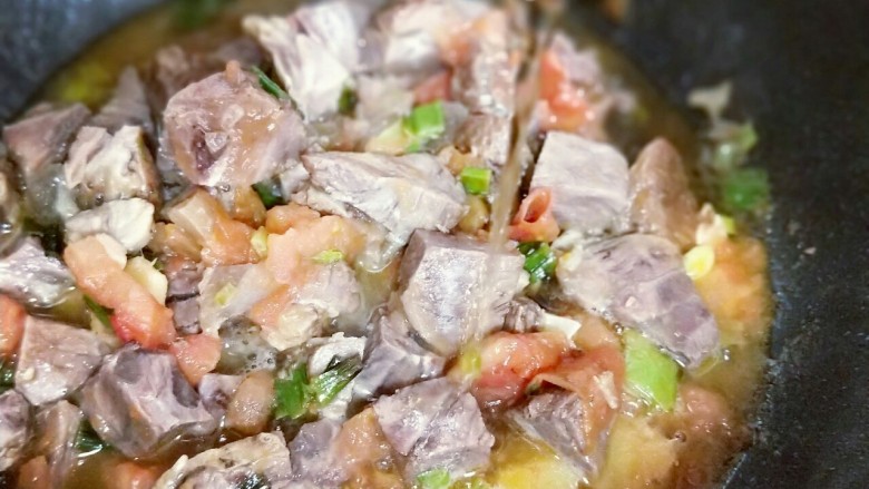 #冬日进补#~红烧牛肉,加入<a style='color:red;display:inline-block;' href='/shicai/ 718'>料酒</a>,将牛肉炖熟。