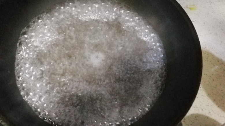 蒜蓉菜心,锅里加水烧开,准备过水,