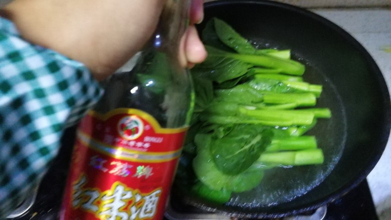 蒜蓉菜心,将清洗干净的菜心放入碗中,加入少量白酒,(加入白酒后菜心不容易变黄)