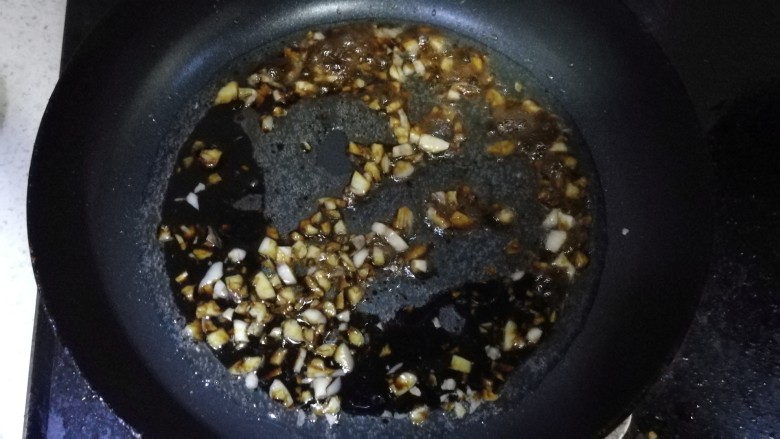 蒜蓉菜心,热锅烧油,加入60-80ml有,小火加入蒜沫,等炒出香味加油<a style='color:red;display:inline-block;' href='/shicai/ 692'>酱油</a>关火
