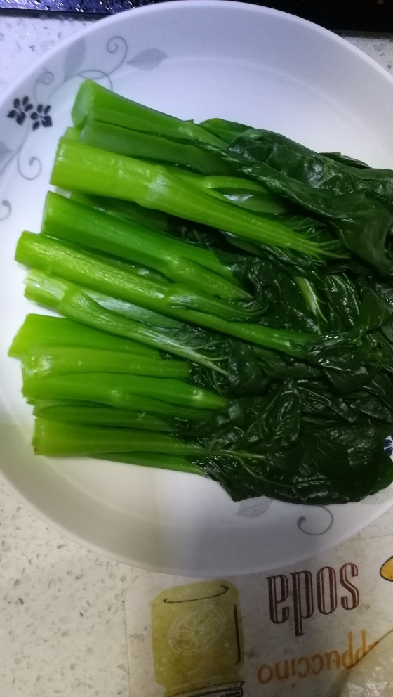 蒜蓉菜心,将菜心放入盘子中,摆好造型,
