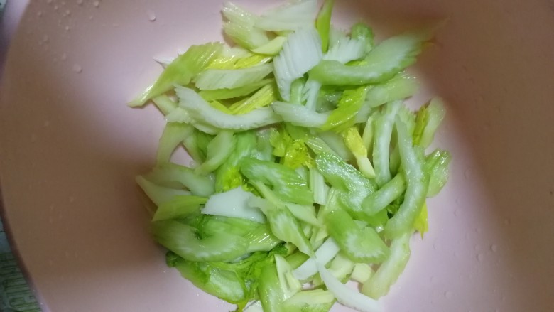 西芹豆腐皮,将<a style='color:red;display:inline-block;' href='/shicai/ 125'>芹菜</a>清洗干净切成片,放入菜篮中备用,