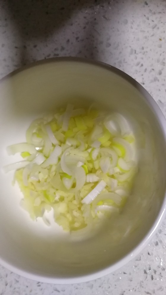 西芹豆腐皮,切好葱姜蒜小丁备用