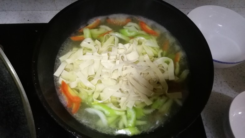 西芹豆腐皮,水烧开,将芹菜先入锅,等2分钟再将豆腐皮入锅,4分钟即可出锅,