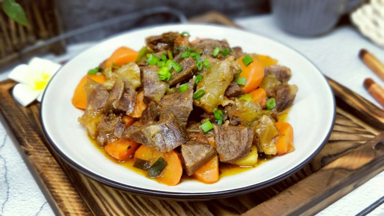 #冬日进补#~红烧牛肉,盛出装盘,撒上葱花,特别美味。
