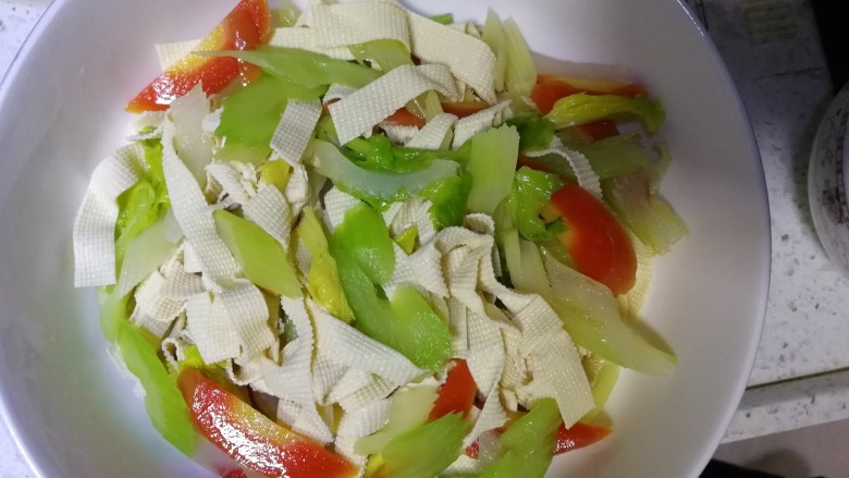 西芹豆腐皮,将过水的芹菜和豆腐皮,沥水之后放入碗中备用,