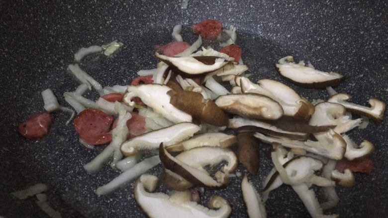杂锦炒面,再把香菇片倒入一起翻炒