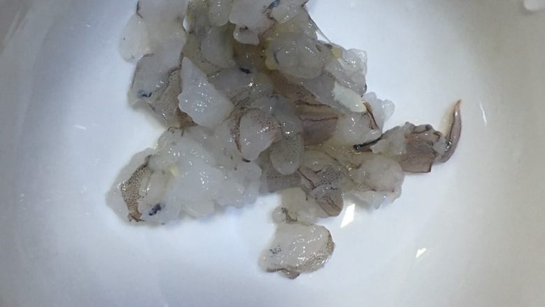 杂锦炒面,把虾去壳去虾线,切成丁备用