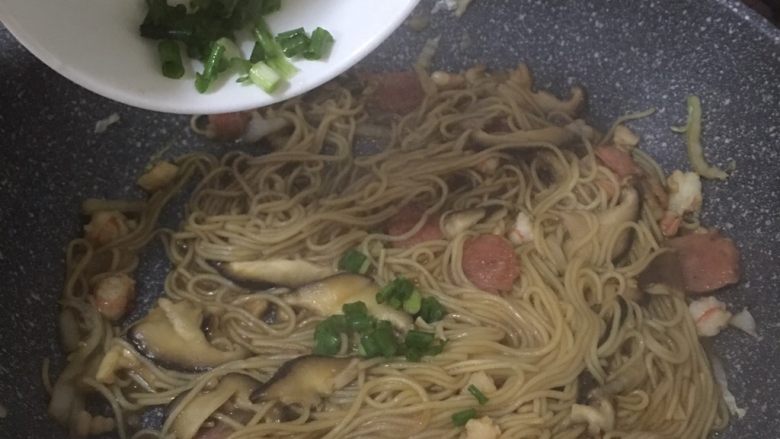 杂锦炒面,最后撒入葱花即可