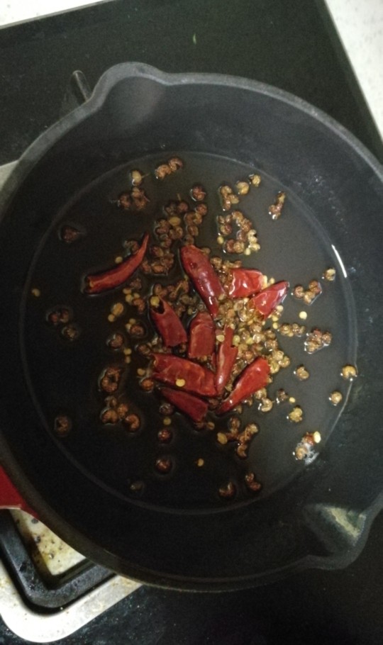 西芹豆腐皮,炒出香味之后加入<a style='color:red;display:inline-block;' href='/shicai/ 700'>花椒</a>，开大火等<a style='color:red;display:inline-block;' href='/shicai/ 700'>花椒</a>和干辣椒颜色变了即可，