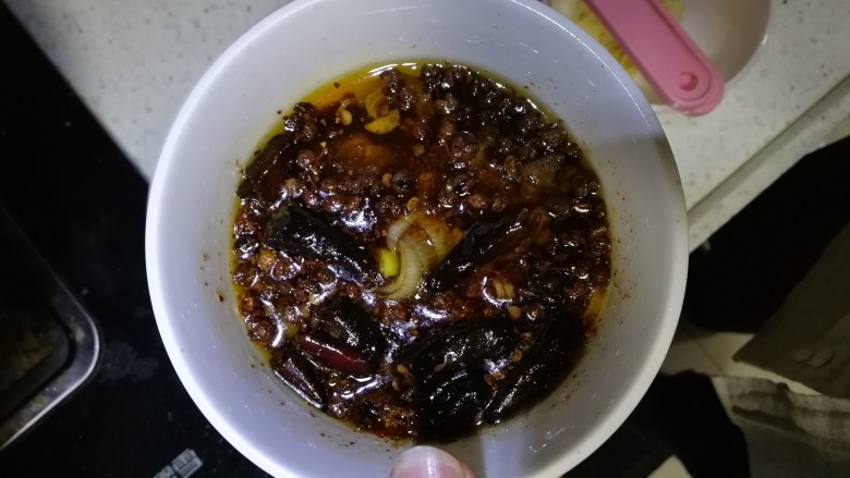 西芹豆腐皮,淋到葱姜蒜的小碗中,加入少量热开水,