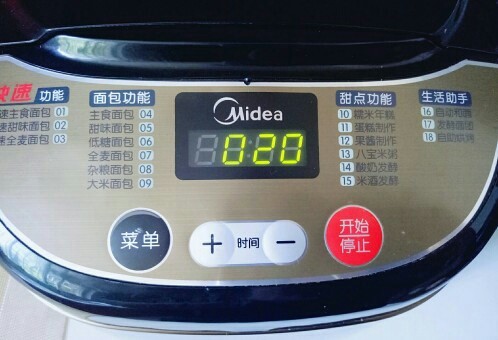 原味水立方吐司面包,启动面包机,自动揉面20分钟。