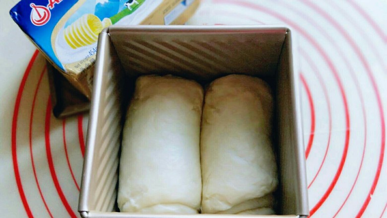 原味水立方吐司面包,将整形好的吐司胚放水立方模具中, 放入烤箱进行二次发酵。