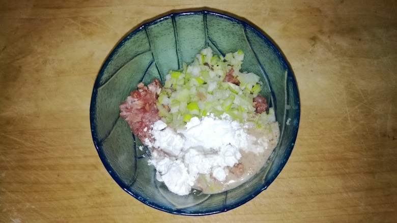 肉糕(午餐肉蒸蛋),加入淀粉和适量盐