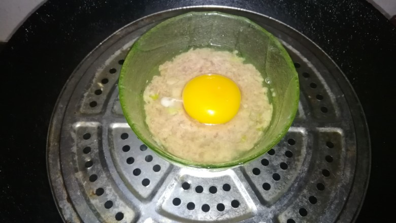 肉糕(午餐肉蒸蛋),上锅蒸,水开后25分钟即可