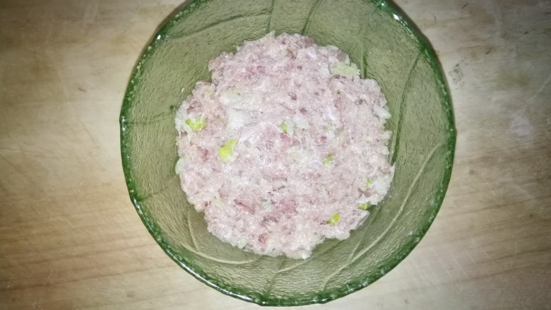 肉糕(午餐肉蒸蛋),肉馅按压平整
