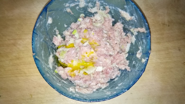 肉糕（午餐肉蒸蛋）,加入适量食用油再次搅拌