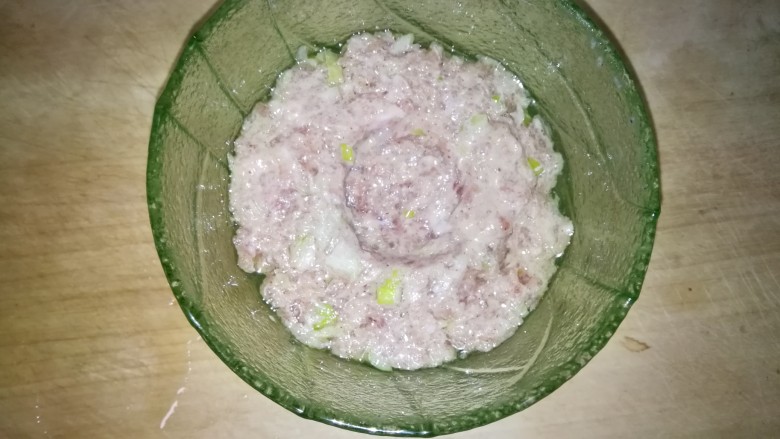 肉糕（午餐肉蒸蛋）,中间按出一个凹槽