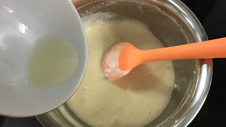 小红帽杯子蛋糕 ,倒入植物油,翻拌均匀。