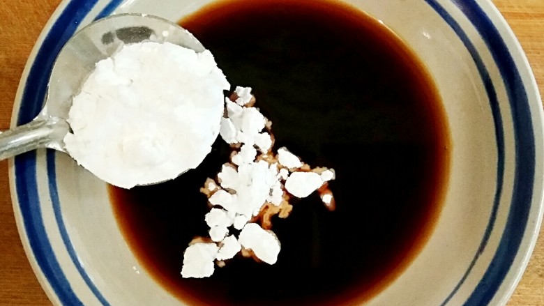 糖醋藕圆盖饭,调一碗万能的糖醋汁,所谓万能糖醋汁,其实只有10个字----1酒,2酱,3糖,4醋,5水;即用1份料酒、2份味极鲜酱油、3份白糖、4份醋和5份水调成汁即可;有些菜也可适当勾芡。