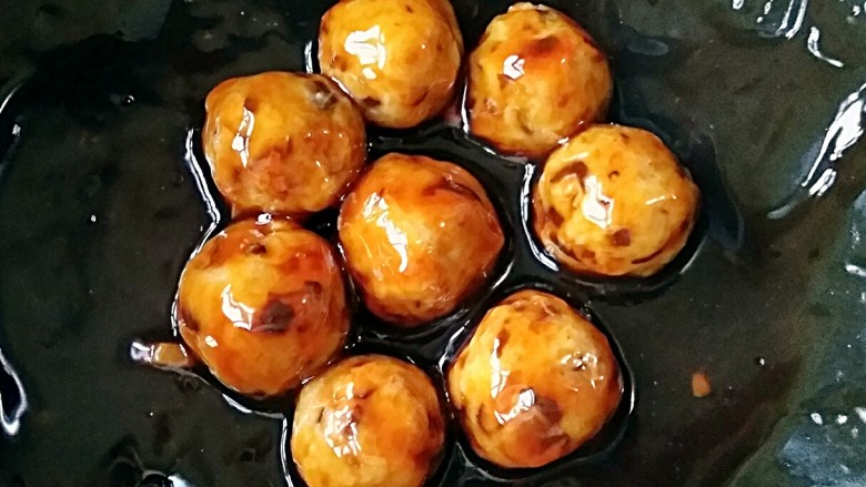 糖醋藕圆盖饭,翻炒均匀,让每个藕圆都沾满糖醋汁。