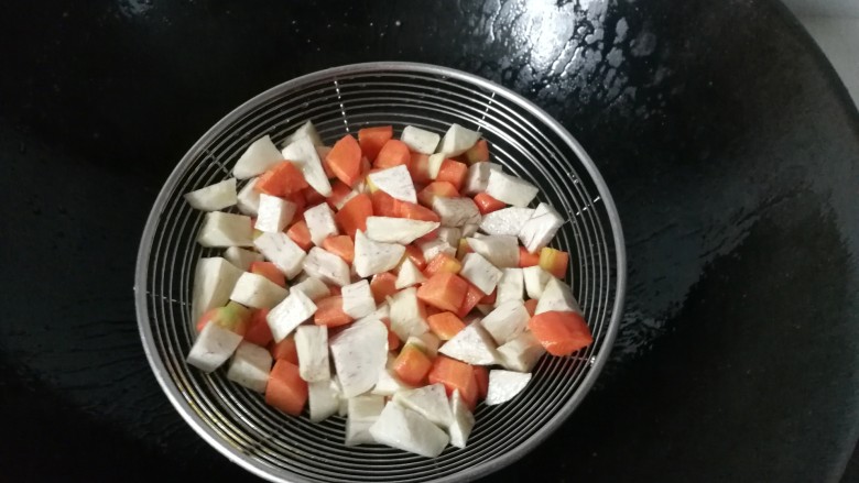 腊肉飘香季~香芋腊肉炒饭,然后把香芋丁和胡萝卜丁捞起控干油;