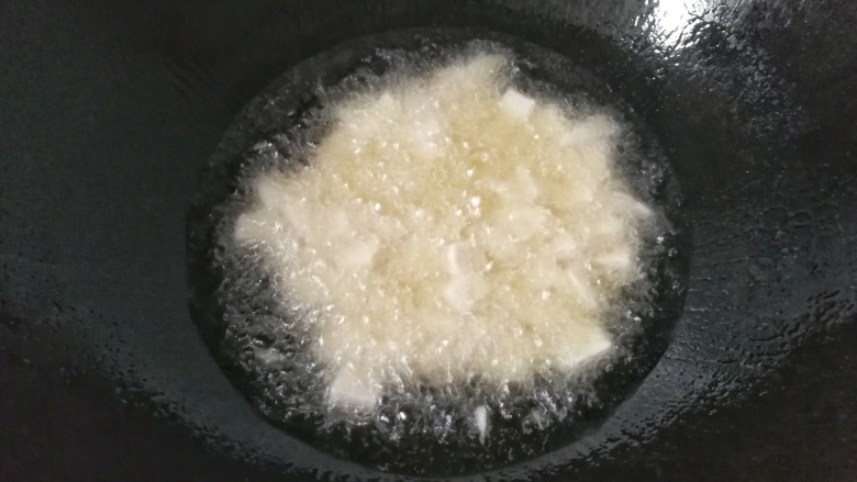 腊肉飘香季~香芋腊肉炒饭,锅中入适量油,先下香芋丁炸一会儿;