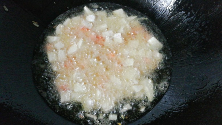 腊肉飘香季~香芋腊肉炒饭,再下入胡萝卜丁一起过下油；